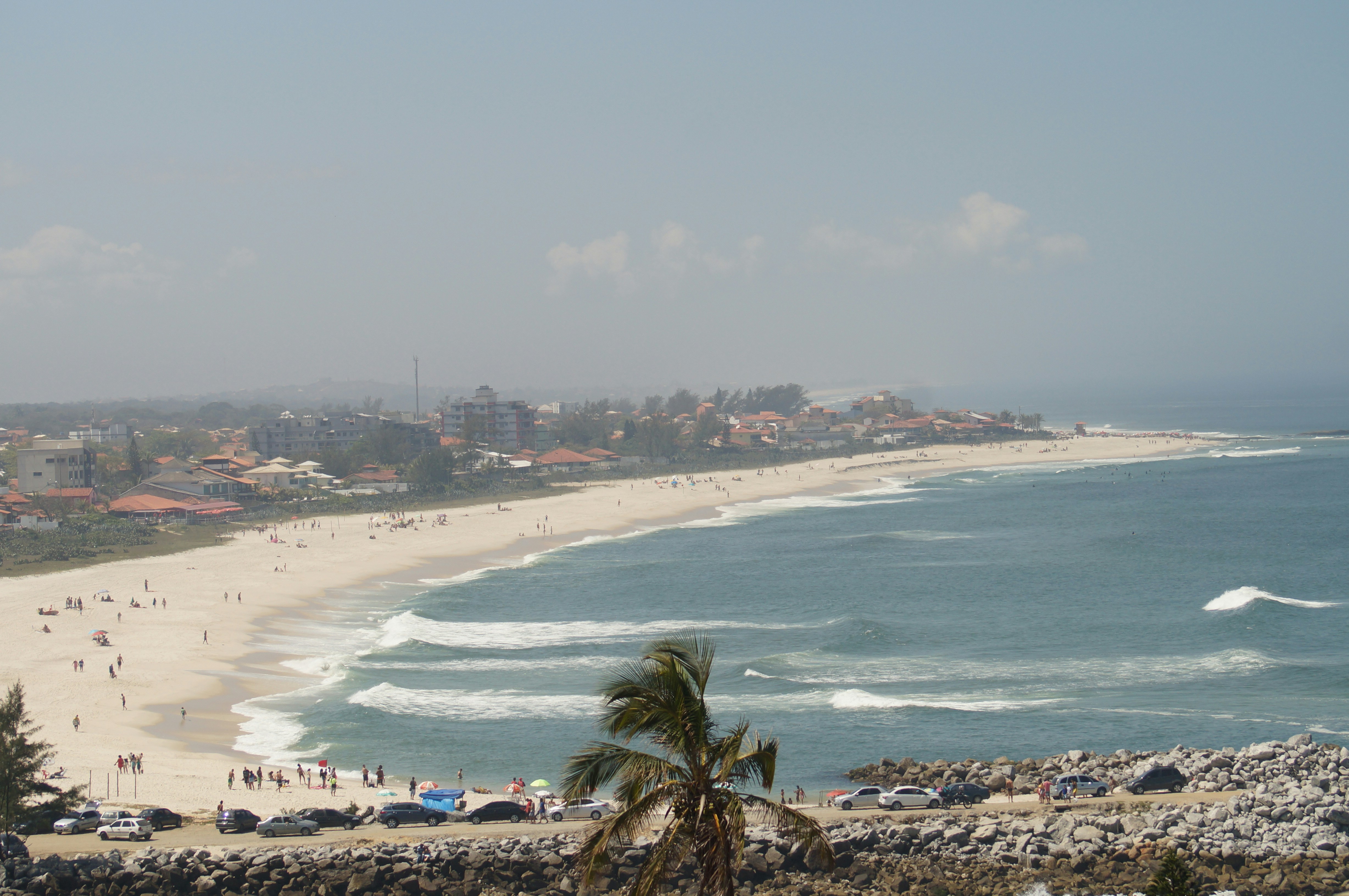 Ein Strand mit vielen Menschen