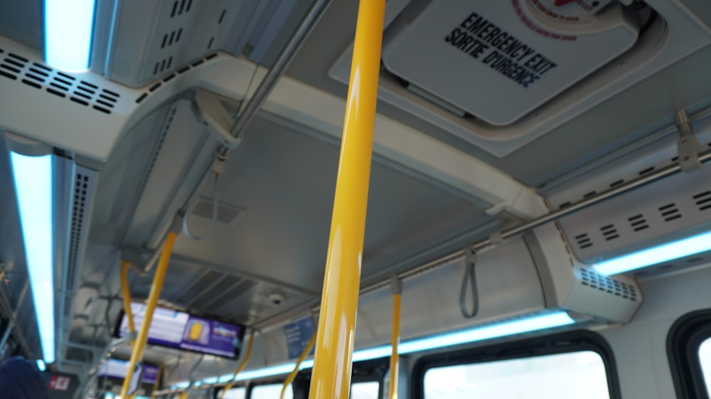 l'interno di un autobus con pali gialli
