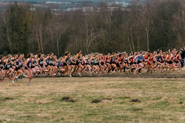 a large group of people running in a race
