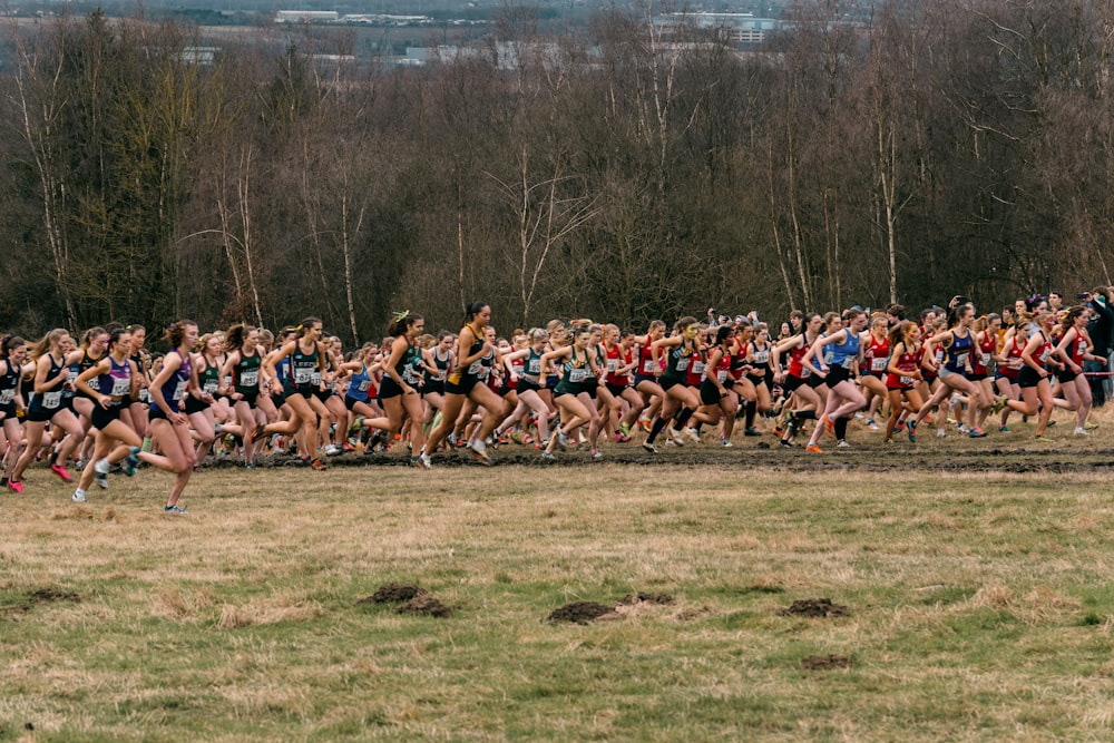 a large group of people running in a race