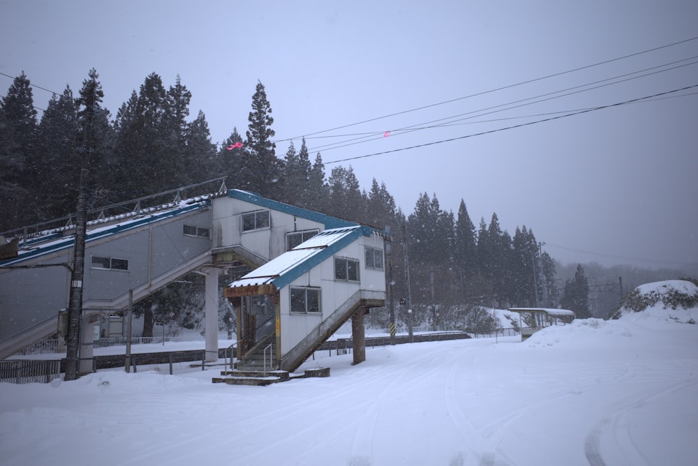 a ski lodge in the middle of a snowy day