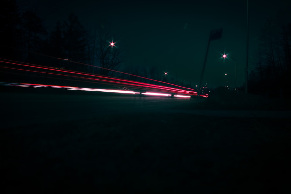 uma foto desfocada de uma rua à noite