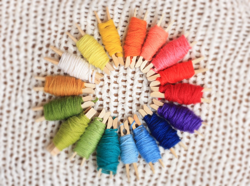 a bunch of spools of thread are arranged in a circle