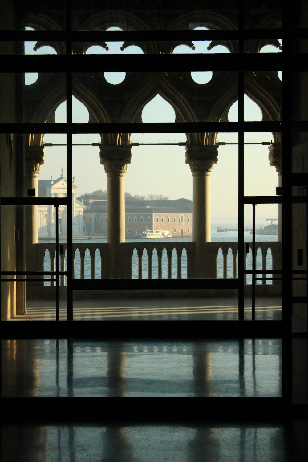 una vista di un edificio attraverso una finestra