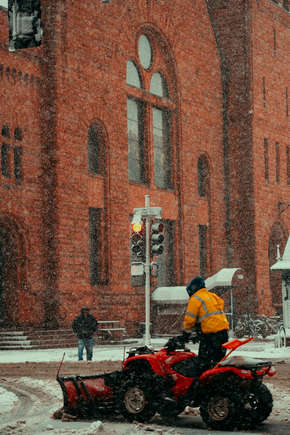 Ein Mann auf einem Geländewagen im Schnee