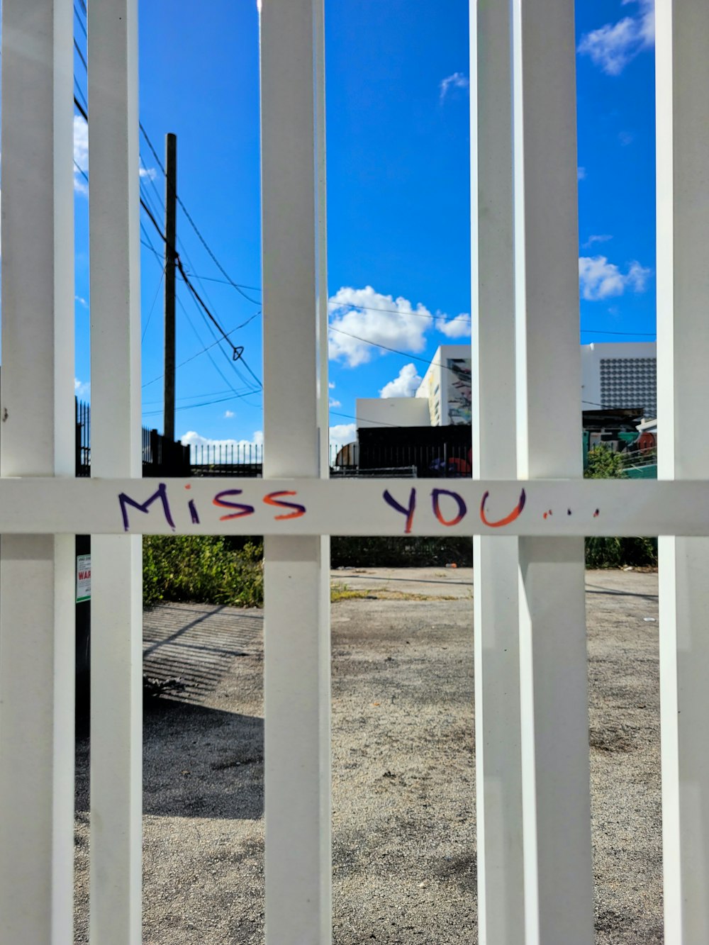 メッセージが書かれた白い柵