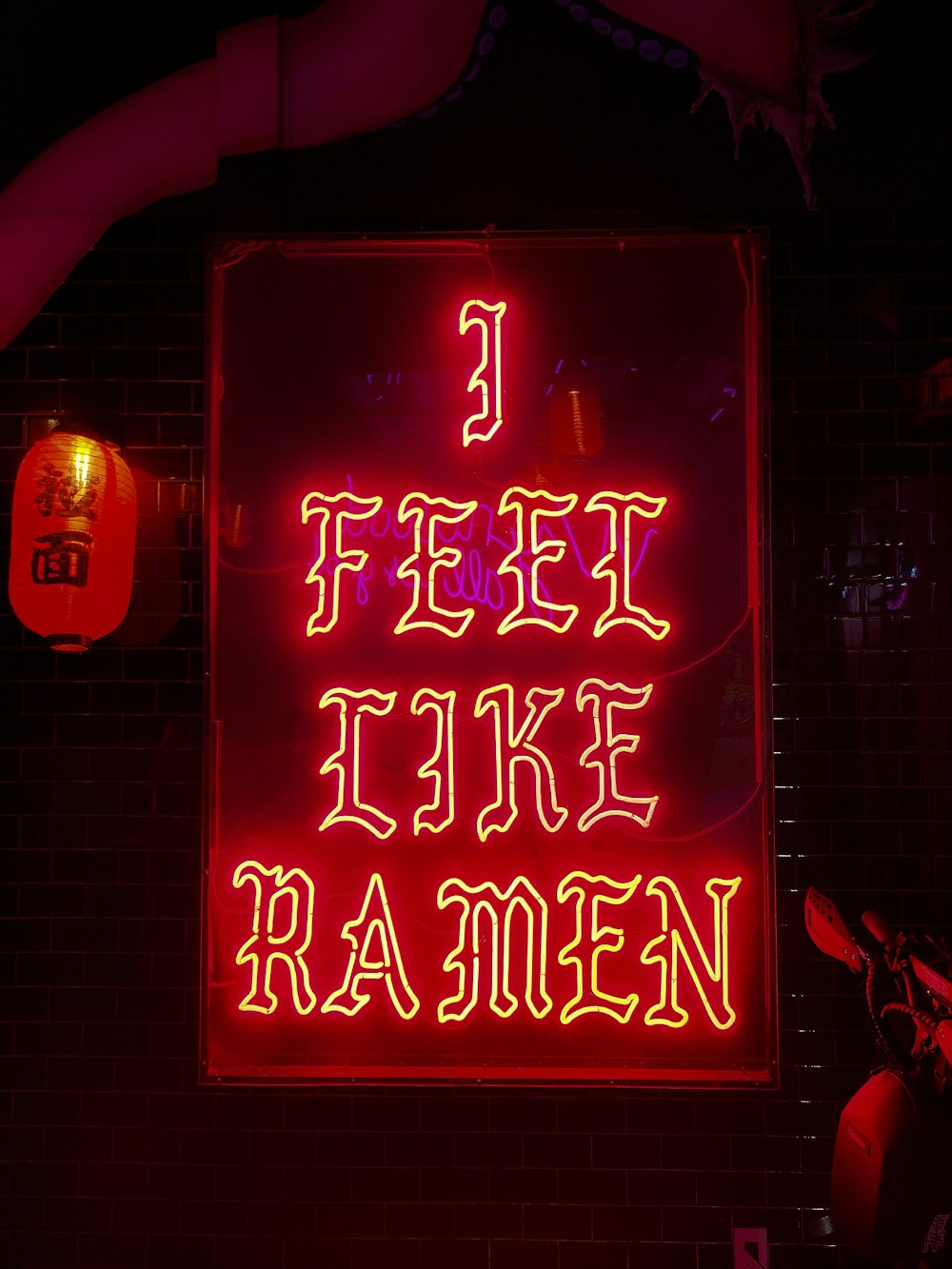 un'insegna al neon che dice 3 piedi come il ramen