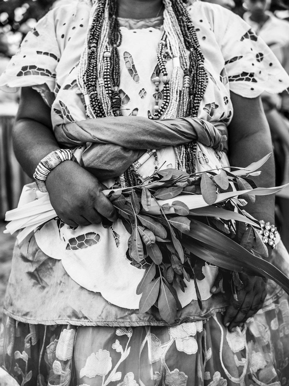 una donna in un vestito che tiene un mazzo di fiori