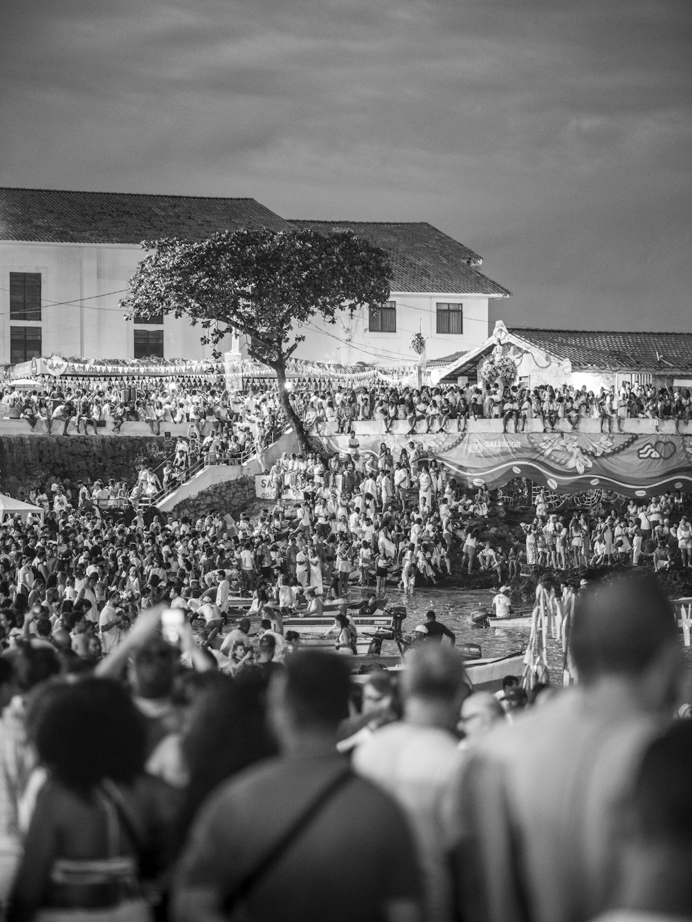 Una foto en blanco y negro de una multitud de personas