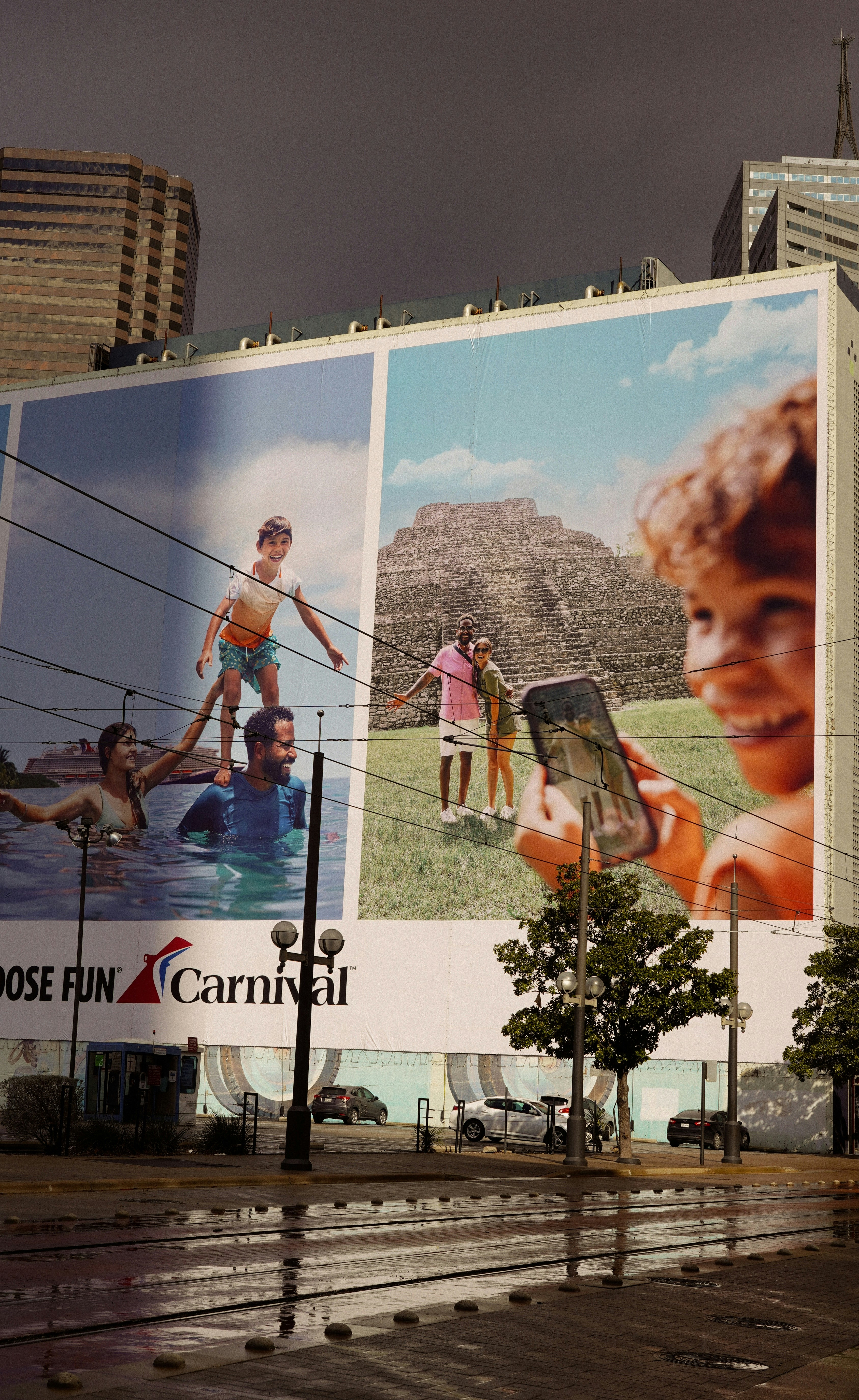 A large advertisement on the side of a building photo – Free West end ...