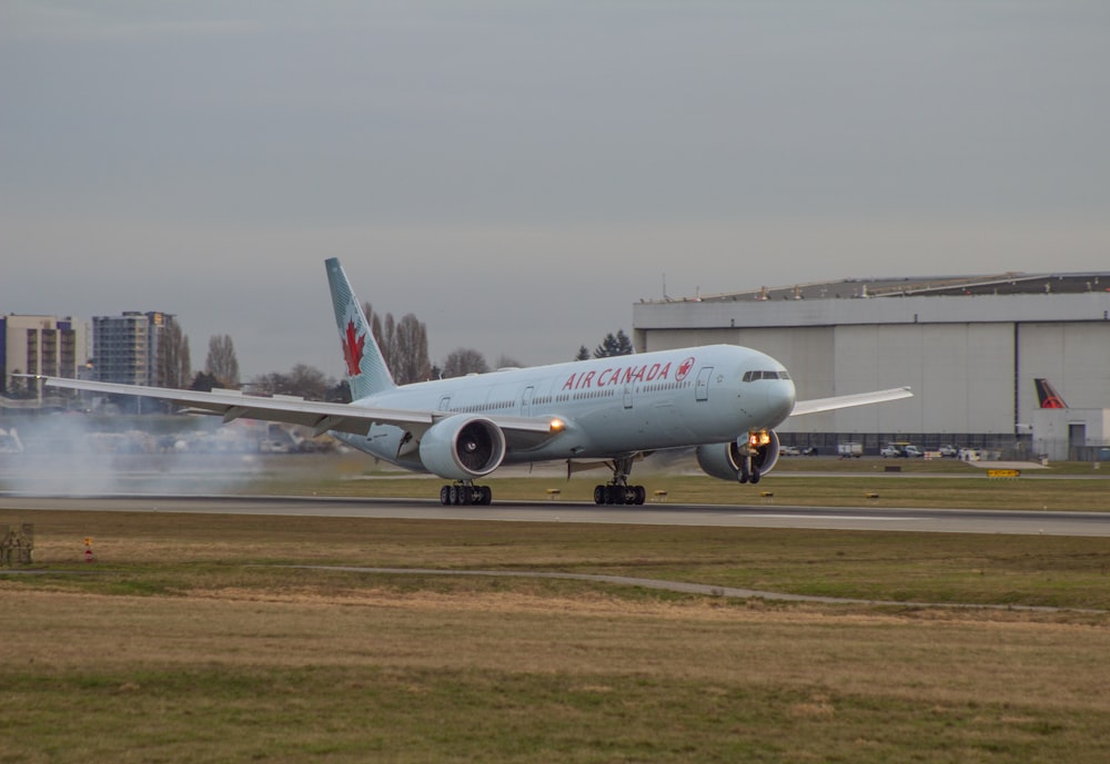 ein großes Düsenflugzeug, das von einer Start- und Landebahn eines Flughafens abhebt