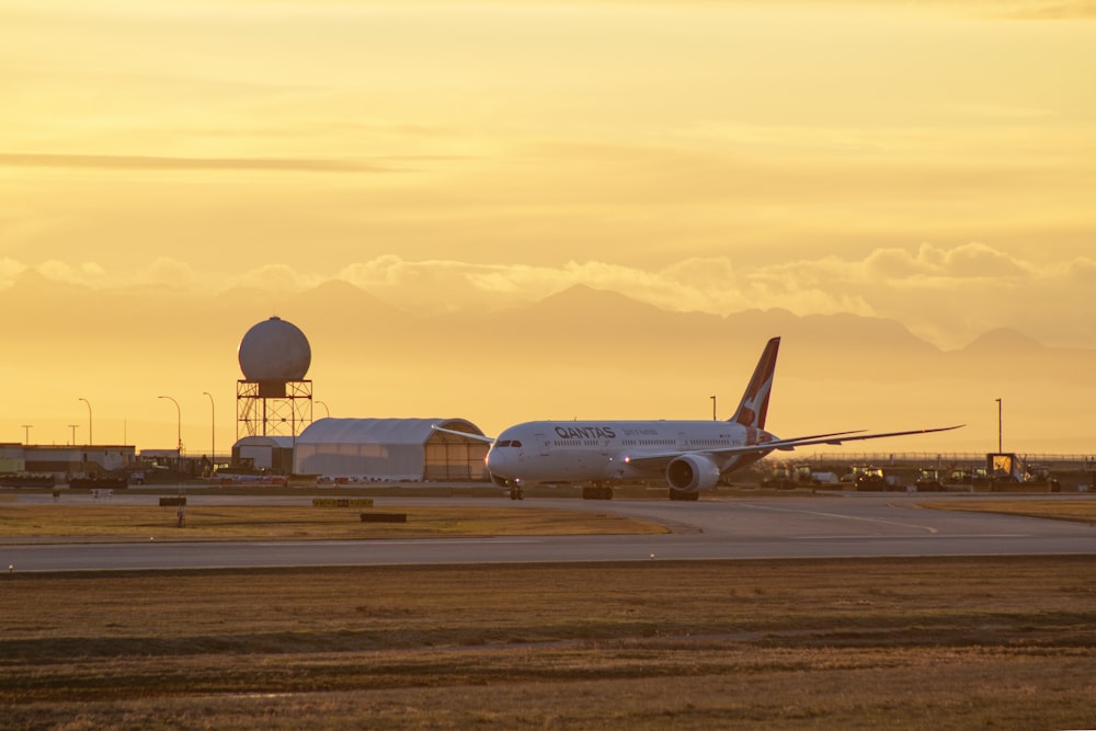 Ein Flugzeug auf der Landebahn bei Sonnenuntergang