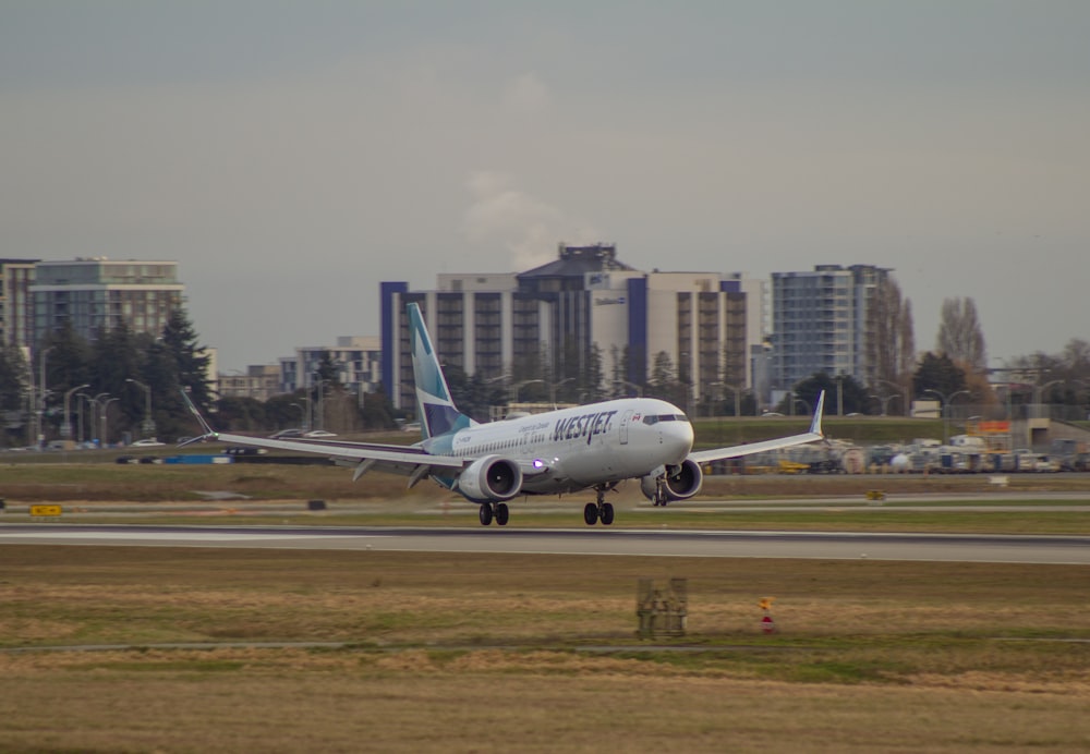 ein großes Düsenflugzeug, das von einer Start- und Landebahn eines Flughafens abhebt