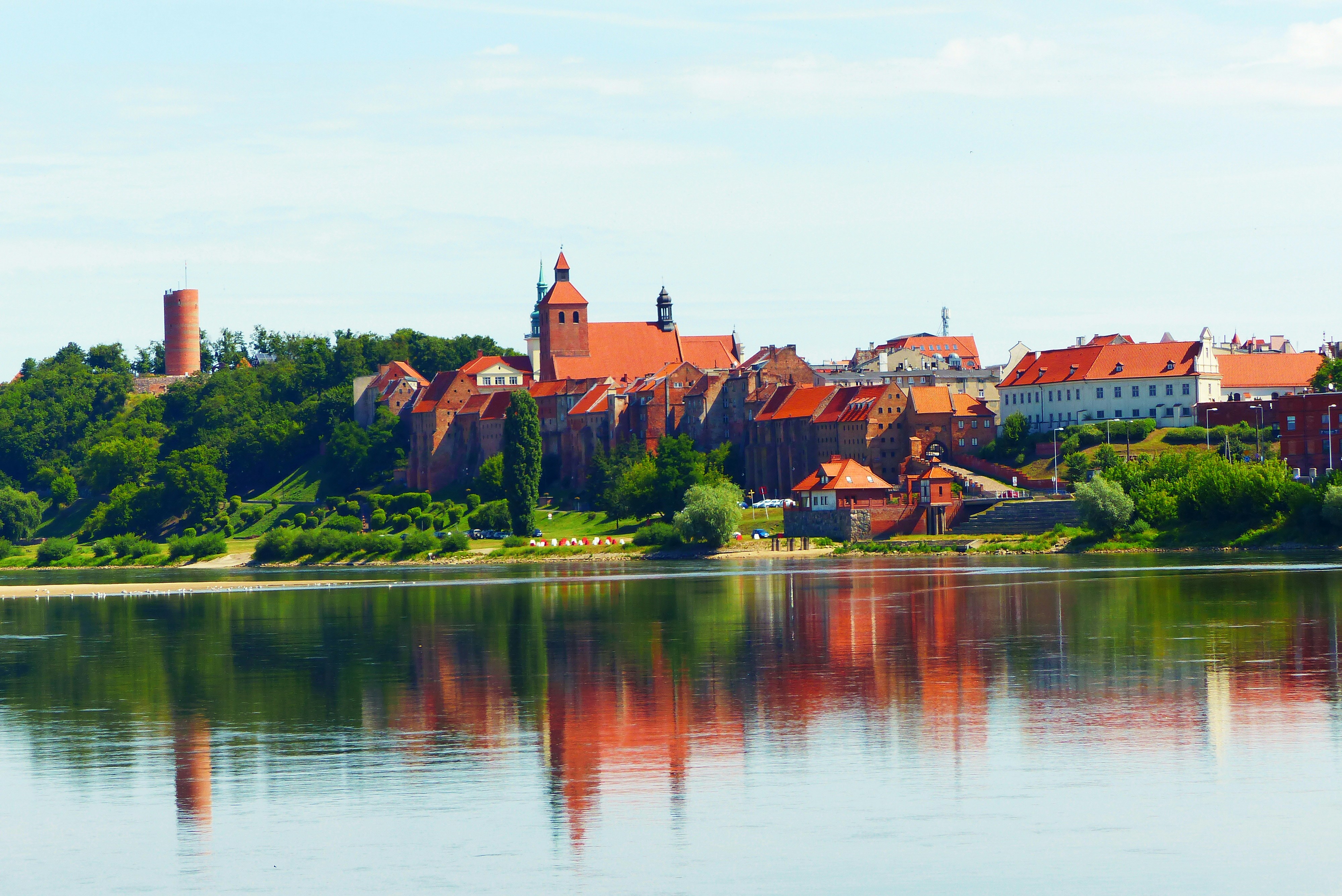 Stay online in the Poland with a prepaid eSIM from eSIMlii. Instant activation, no roaming charges, and reliable coverage.