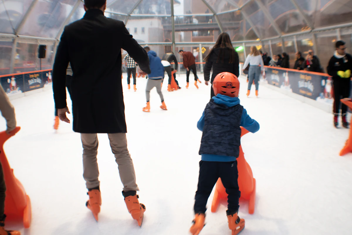 Trois enfants qui patinent sur une patinoire