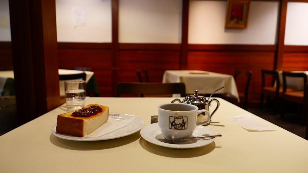 un pedazo de pastel y una taza de café en una mesa