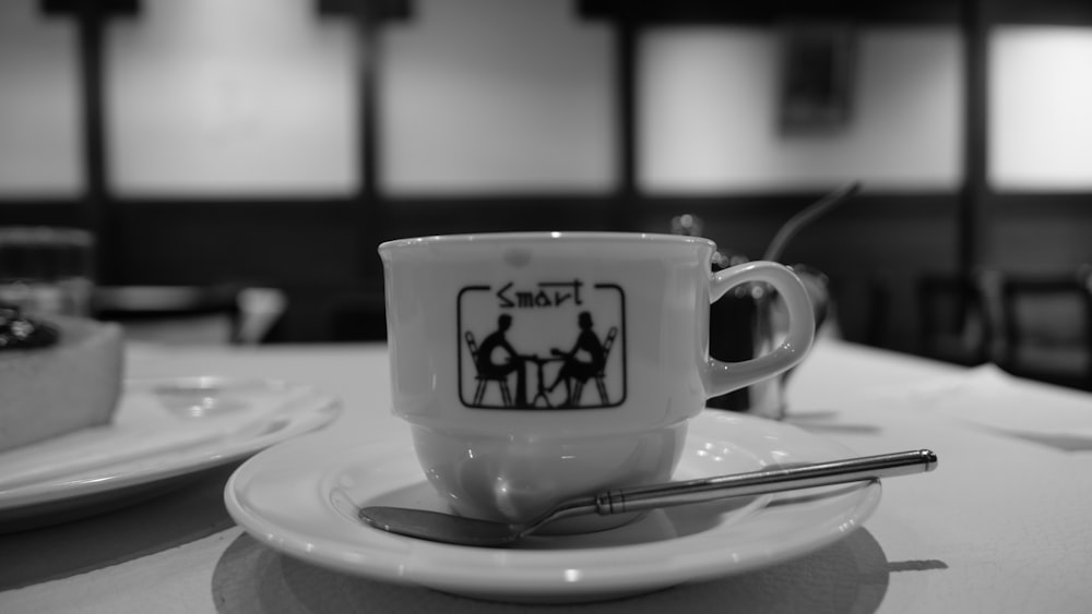 una taza de café con una foto de personas en ella