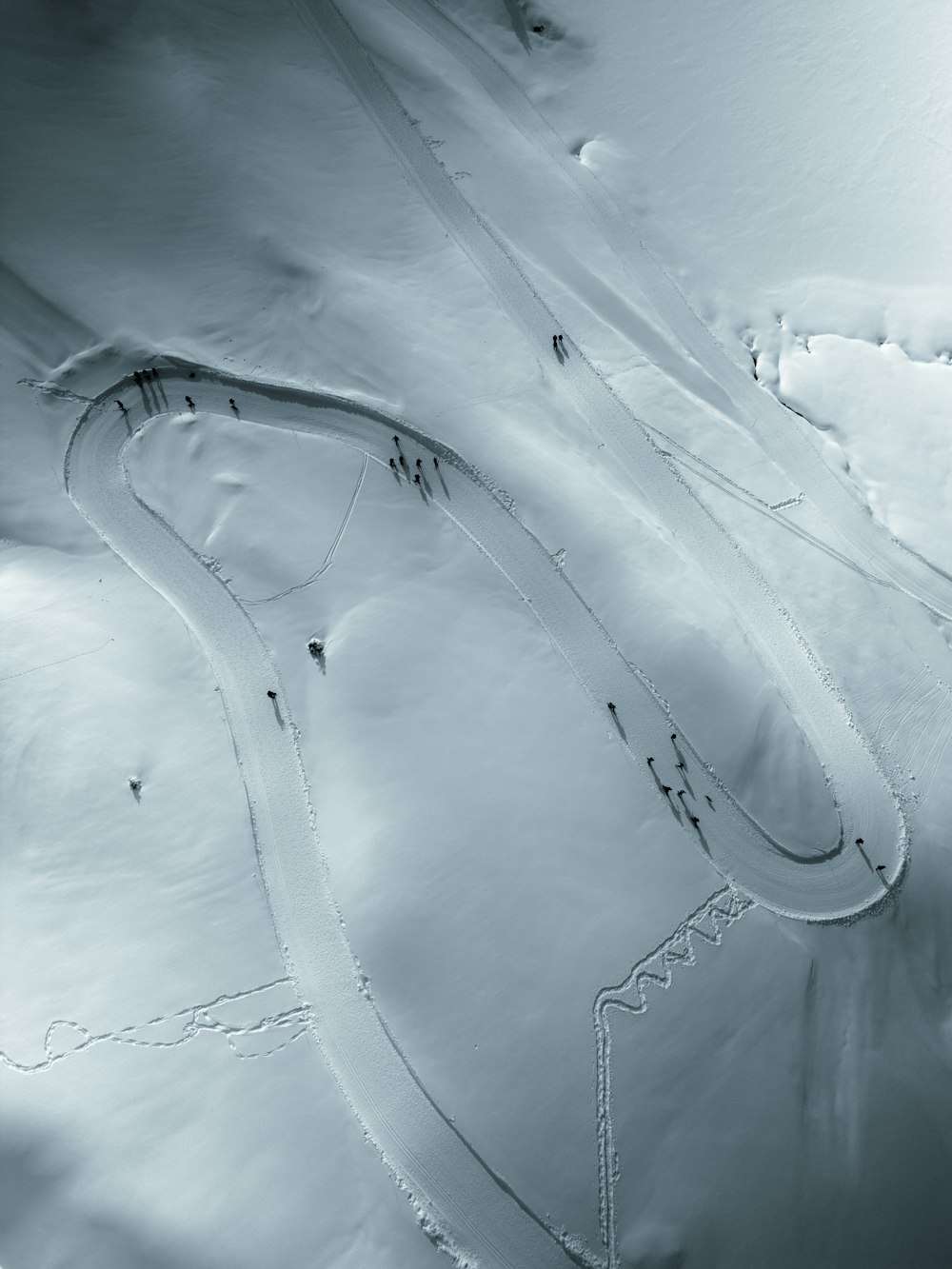 Luftaufnahme einer verschneiten Skipiste