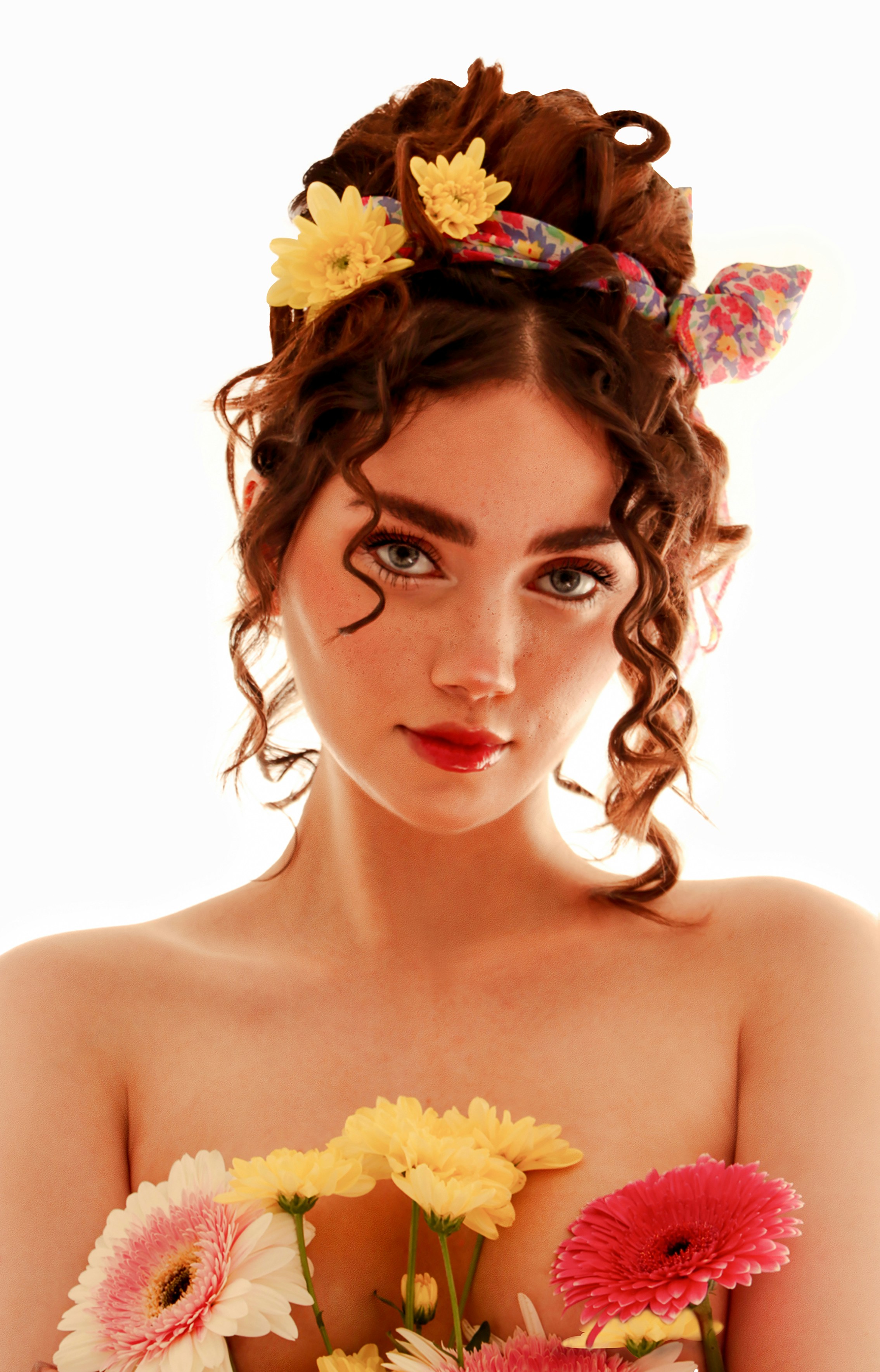 una donna che tiene tra le mani un mazzo di fiori