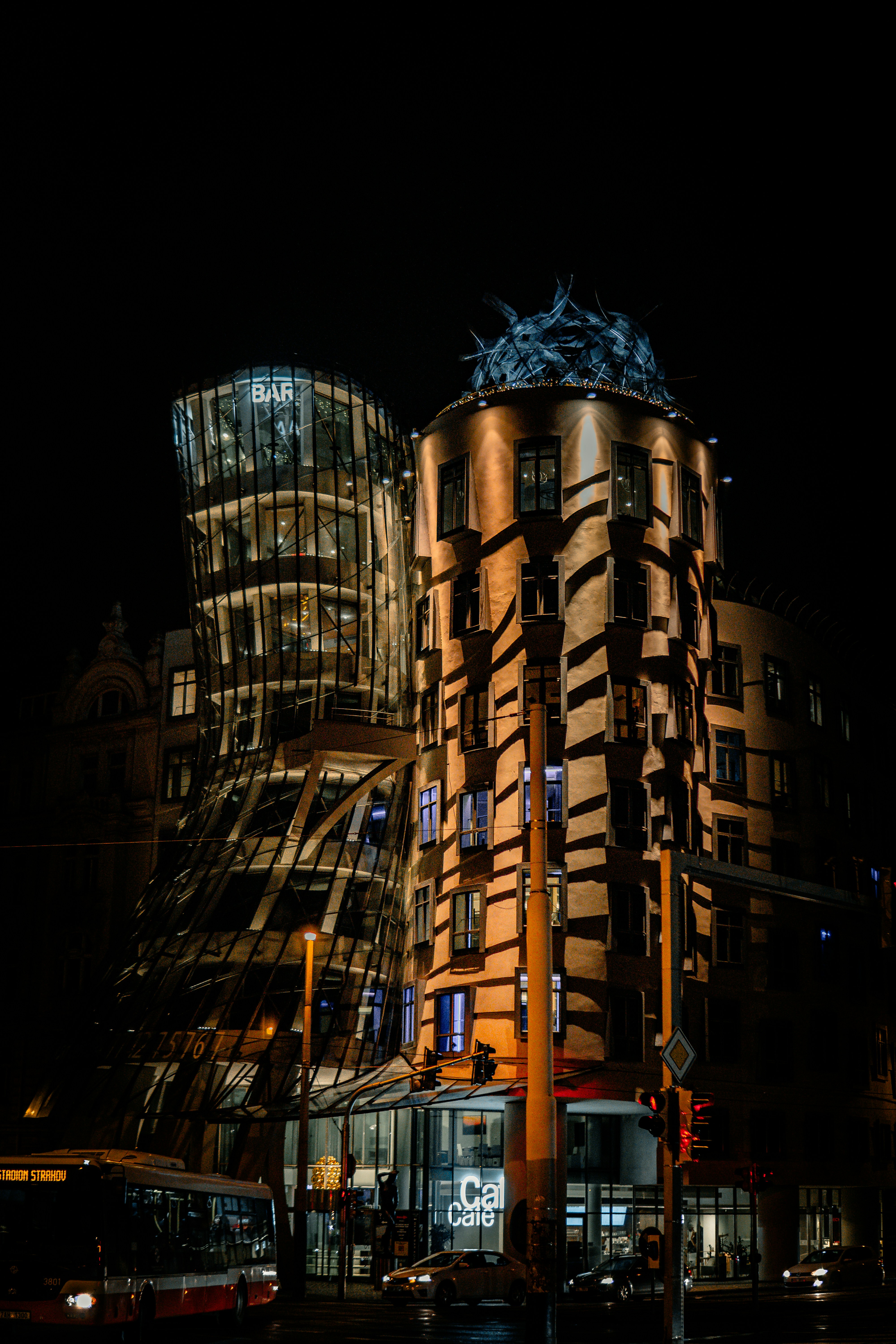 un très grand bâtiment assis à côté d’un feu de circulation