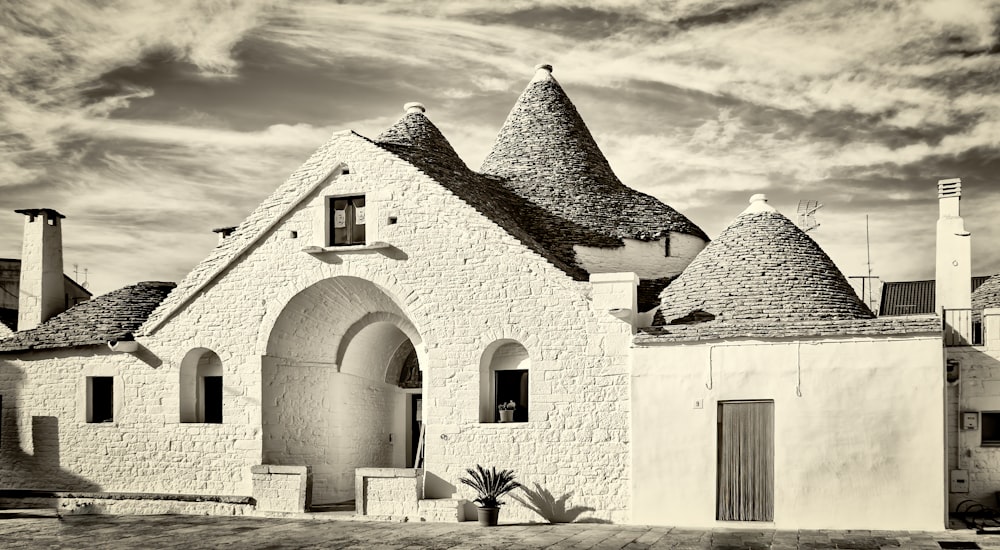 a black and white photo of a building