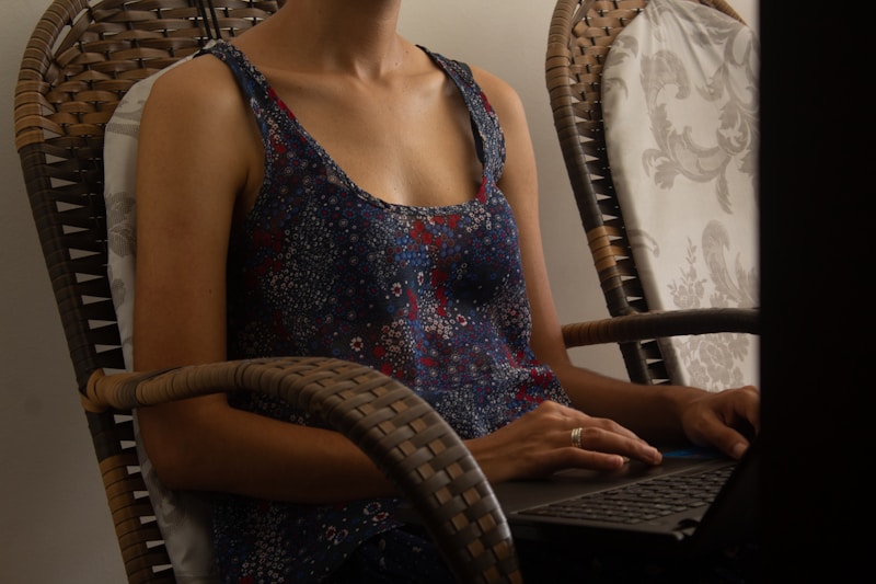 Κομψή κυρία με λάπτοπ