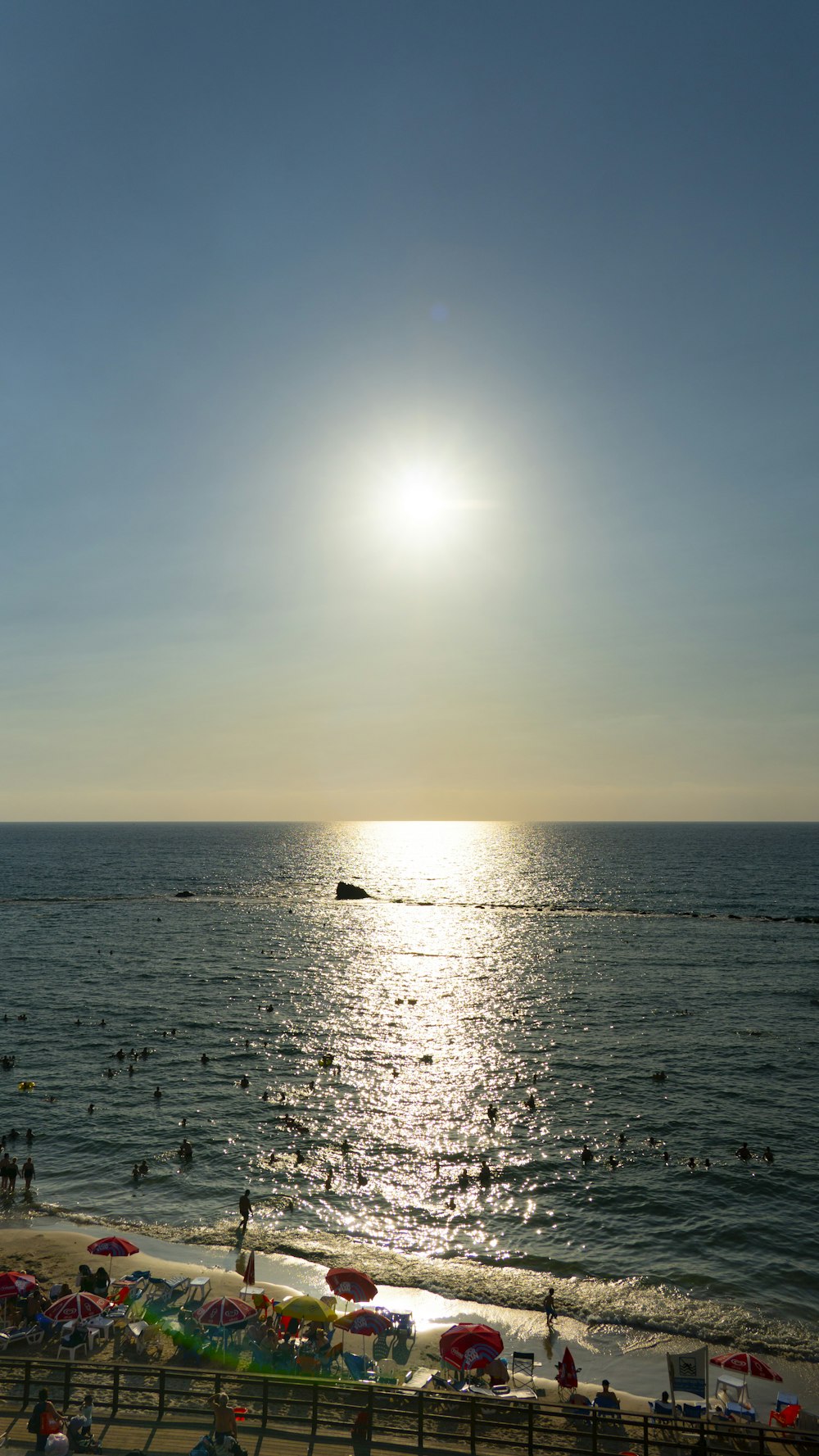 il sole splende sulla spiaggia e sull'acqua