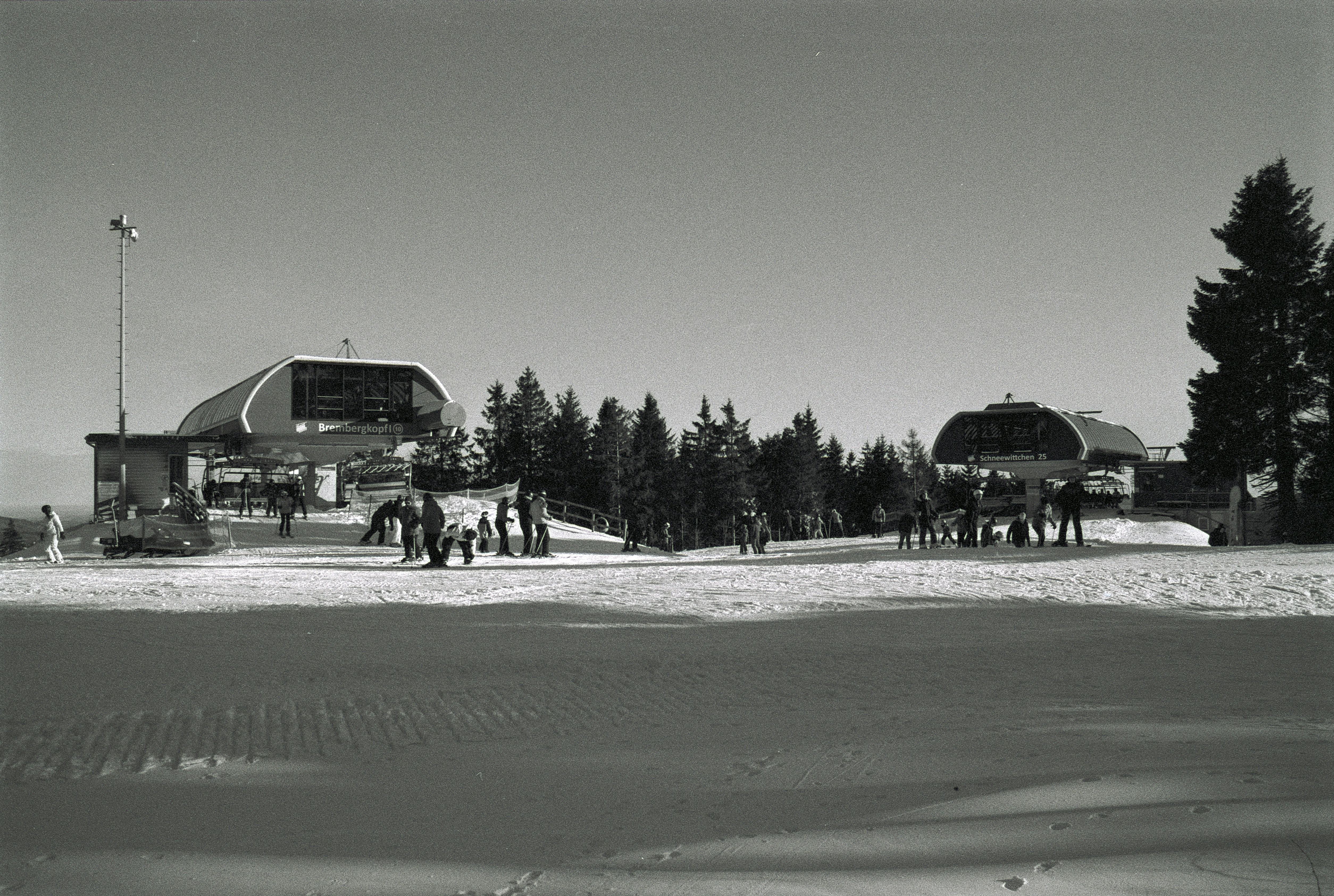 Ein Schwarz-Weiß-Foto von Menschen, die im Schnee spazieren gehen