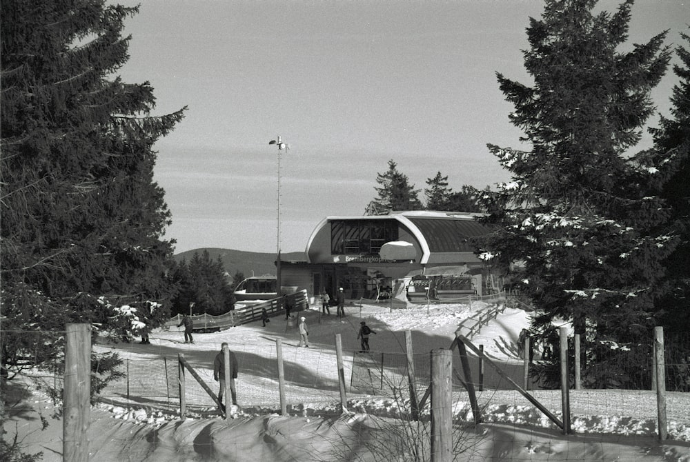 雪の中の納屋の白黒写真