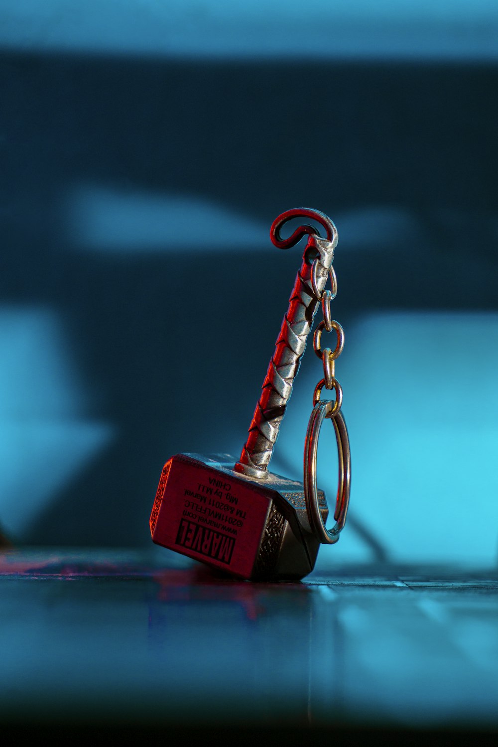 un porte-clés rouge auquel est attaché un crochet en métal