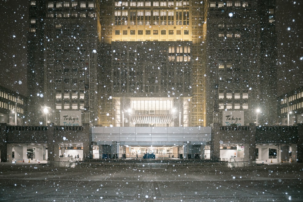 Un gran edificio con mucha nieve cayendo sobre él