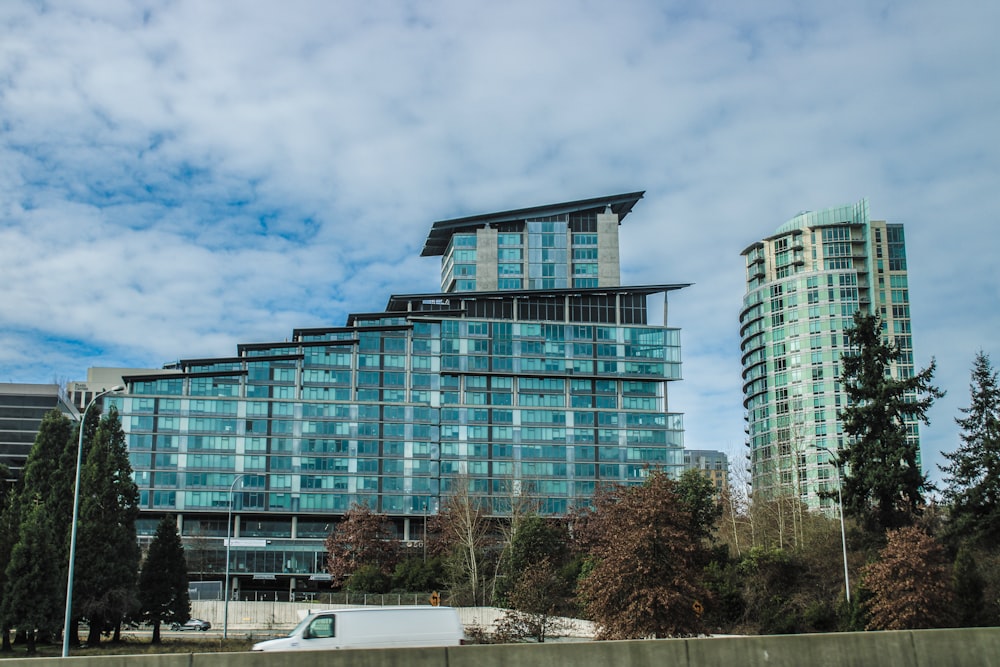 un très grand bâtiment assis à côté d’un très grand bâtiment