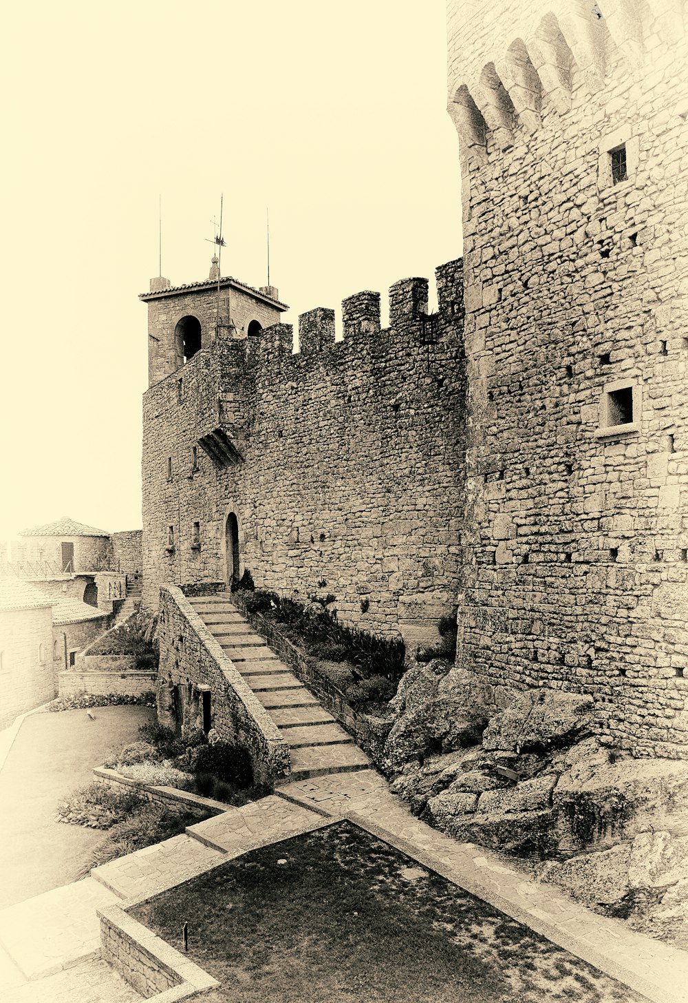 uma foto em preto e branco de um castelo