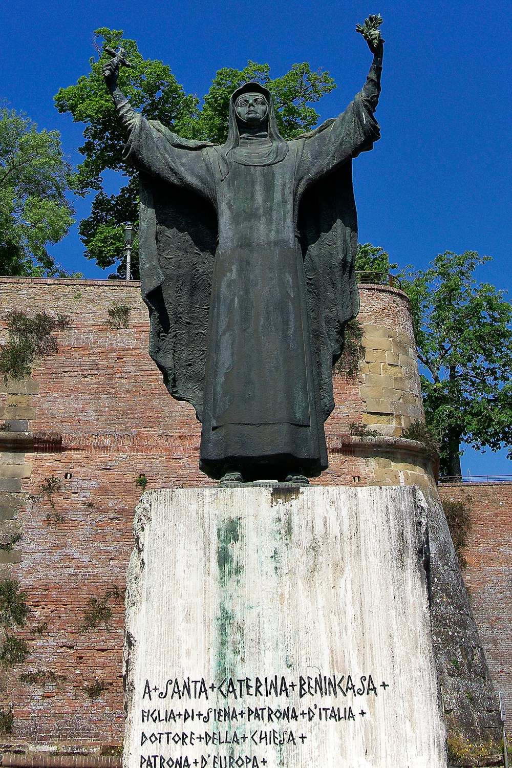 a statue of a man with his arms in the air