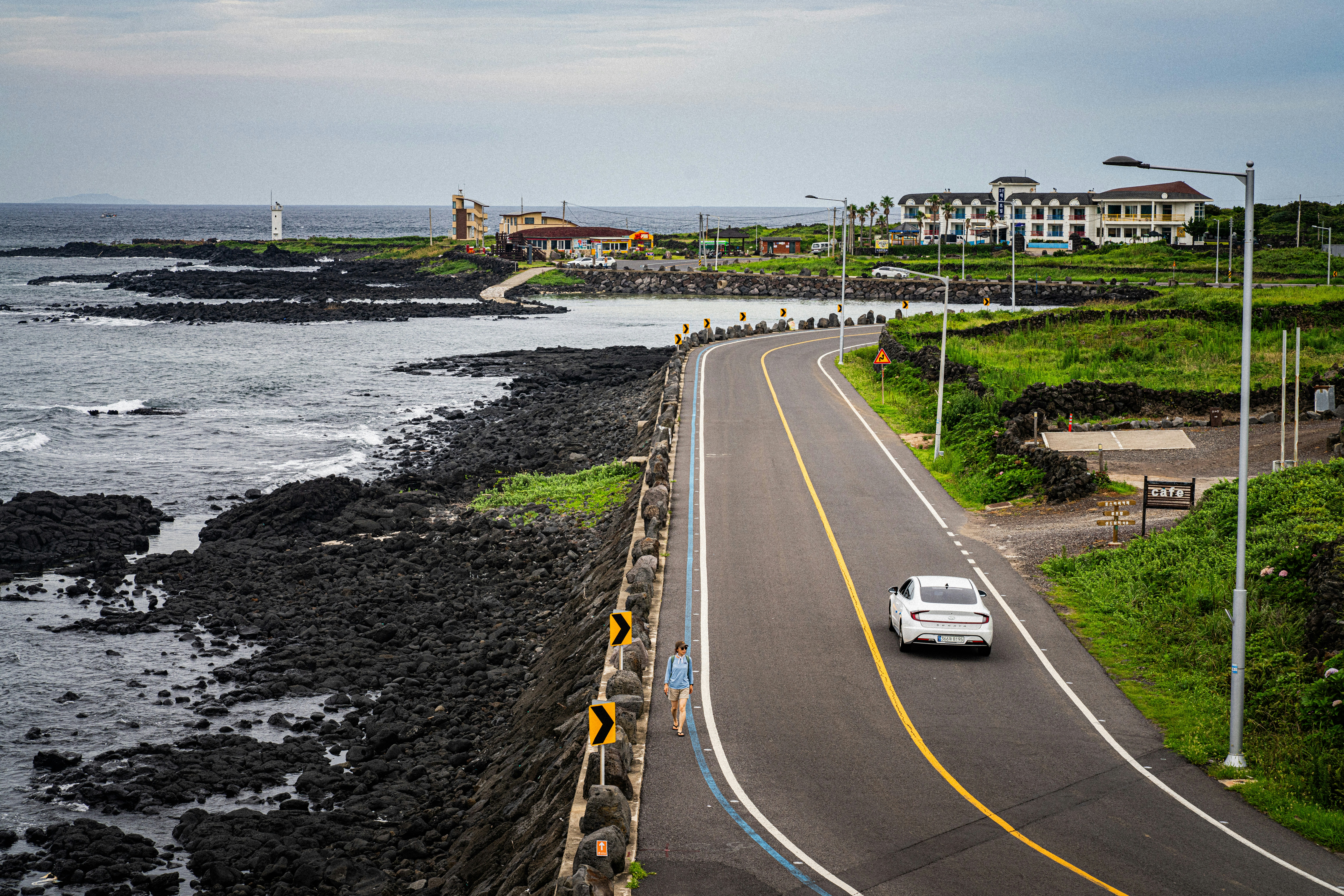 海沿いの道を走る車