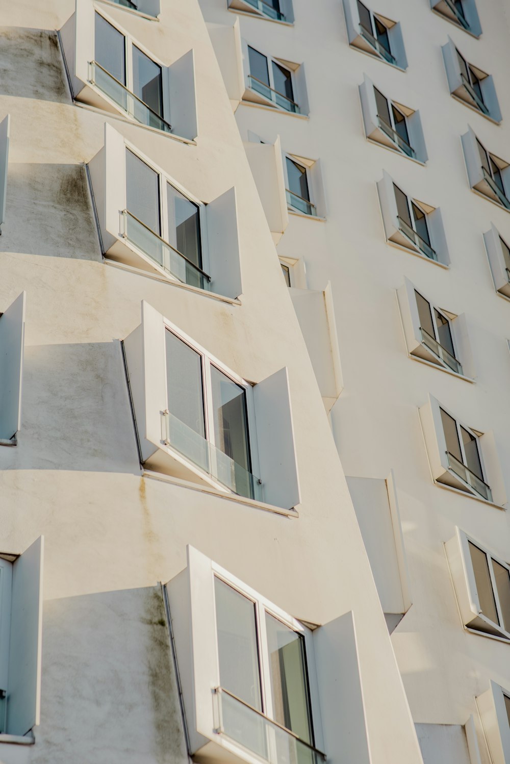 Un edificio molto alto con molte finestre e persiane