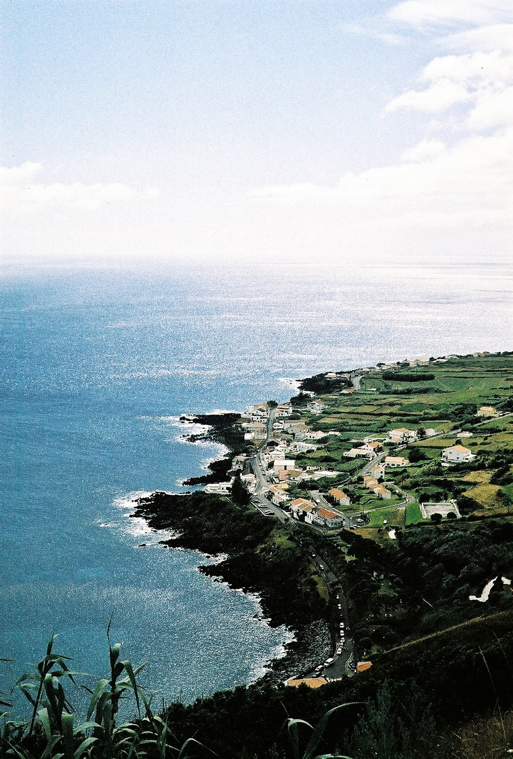 Una vista panoramica sull'oceano da una collina