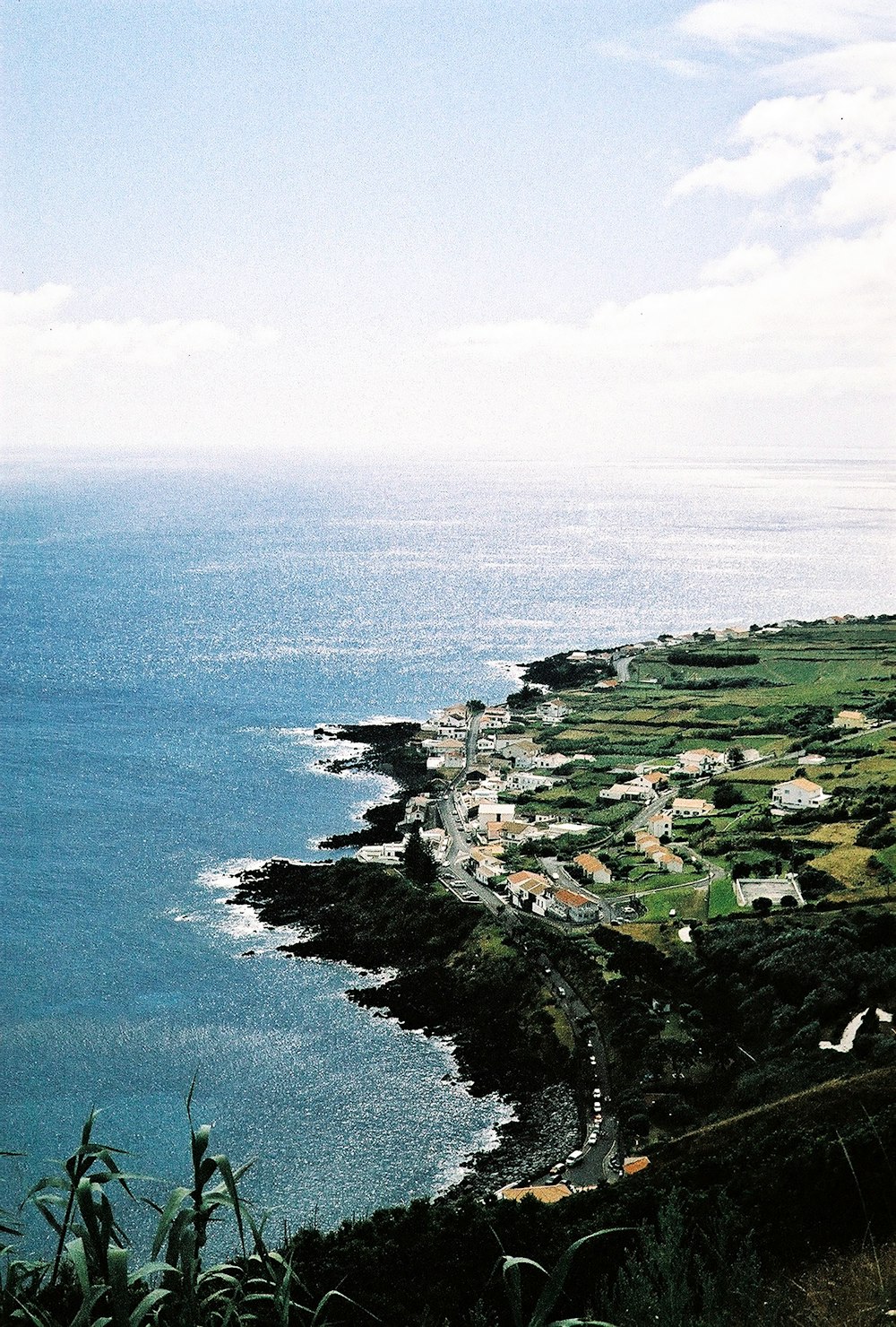 Une vue panoramique sur l’océan depuis une colline