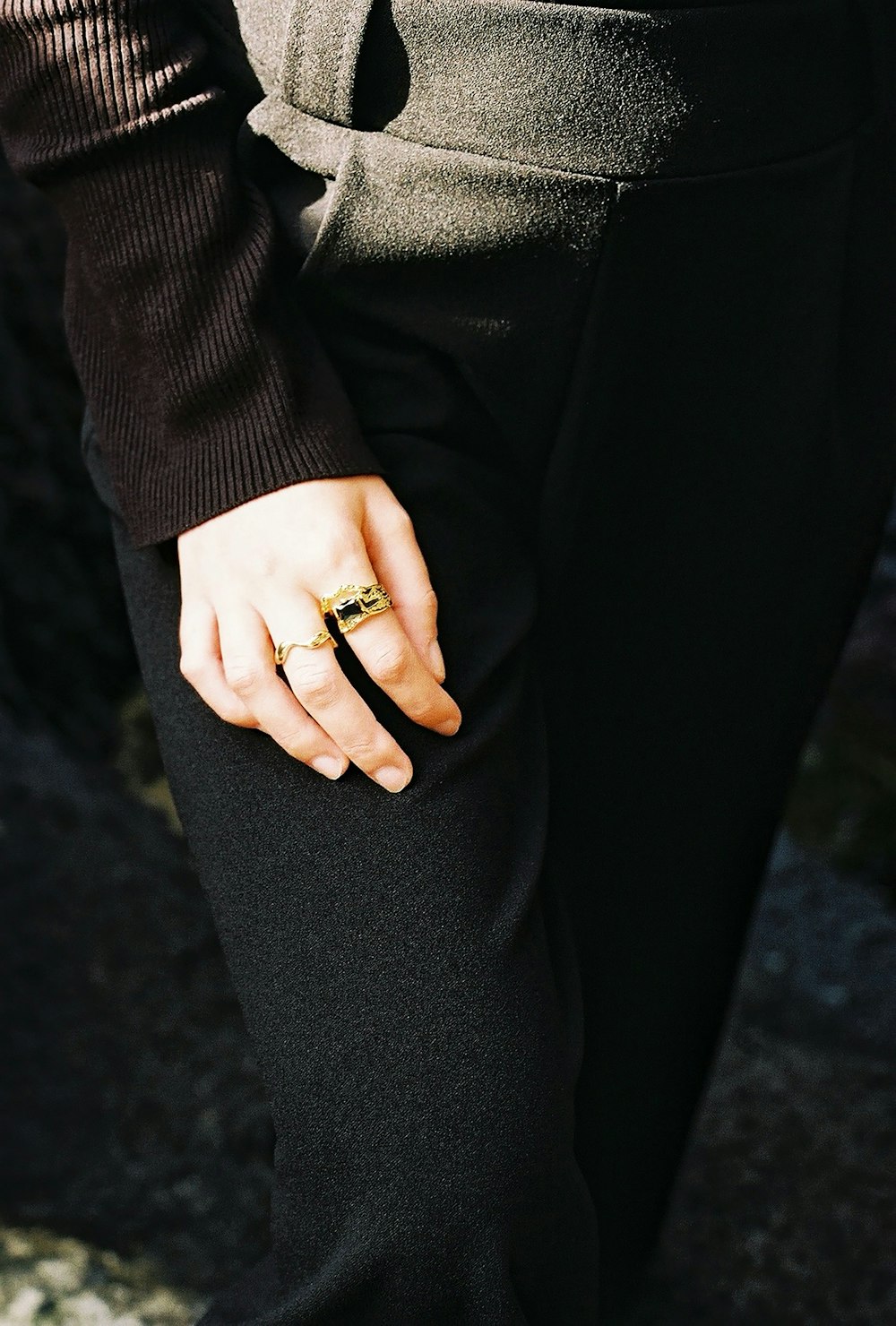 eine Frauenhand mit einem Ring daran