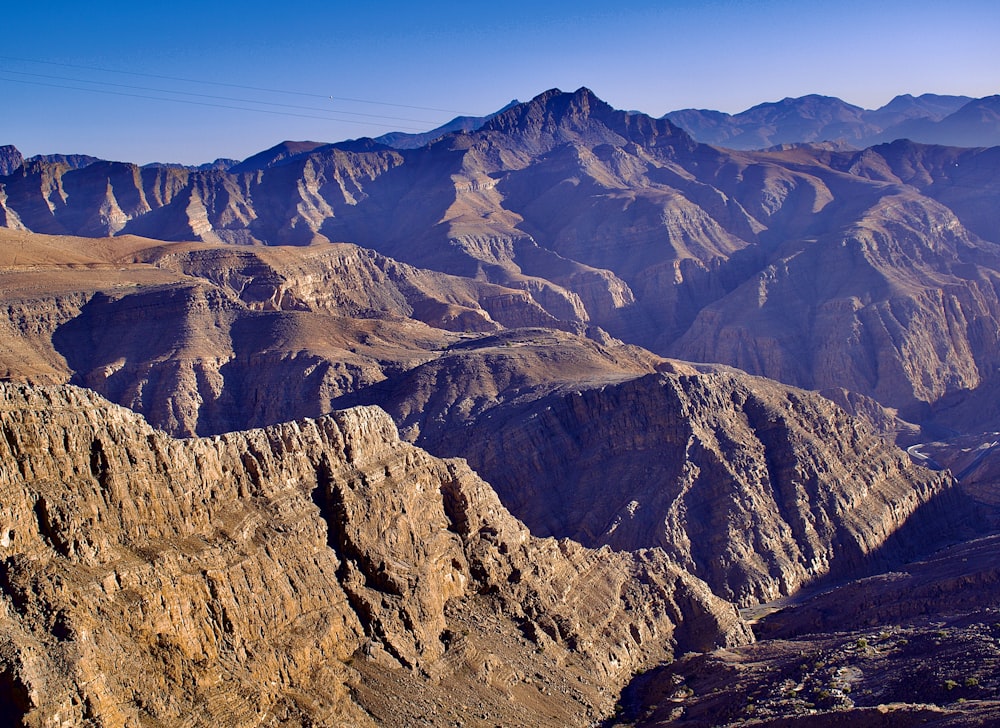 Una veduta di una catena montuosa nel deserto