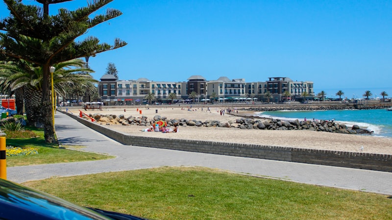 Playa desde el coche en Swakopmund en Namibia