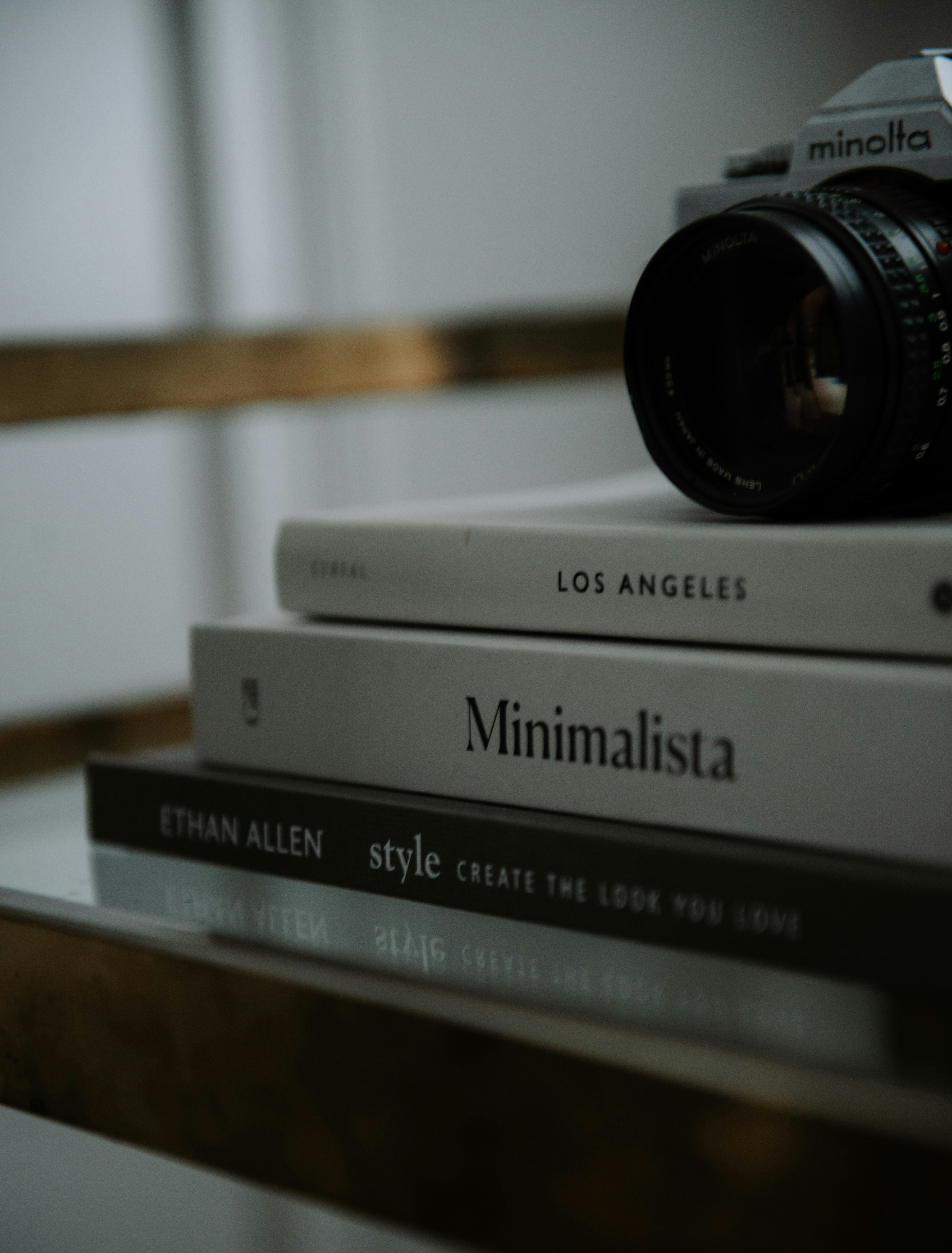 una macchina fotografica seduta sopra una pila di libri