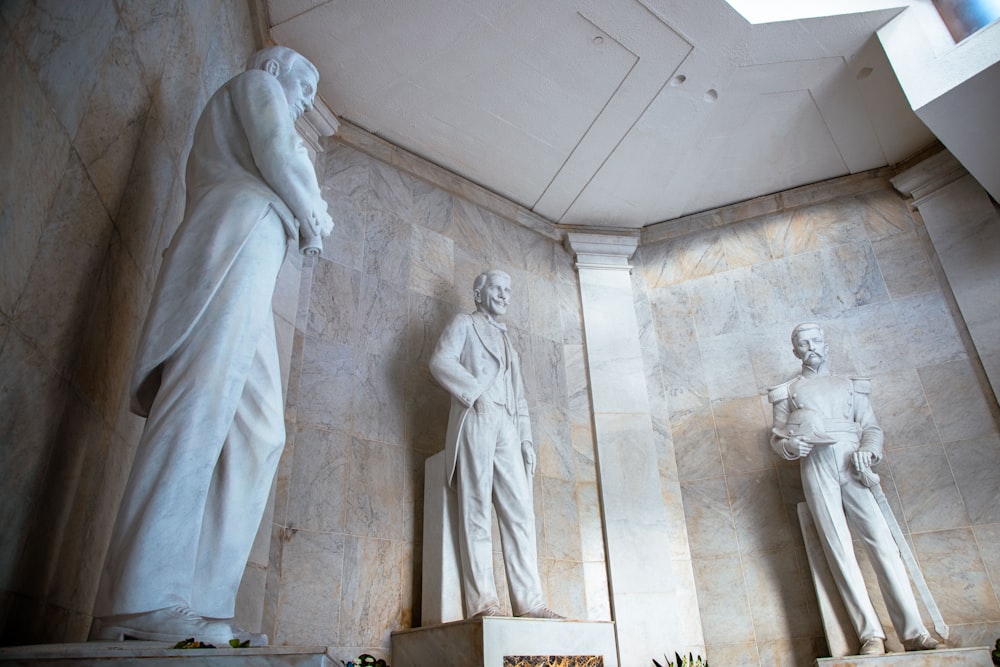 un groupe de statues d’hommes debout les unes à côté des autres