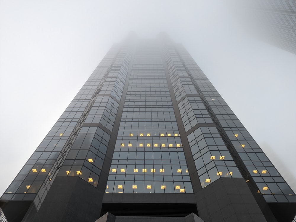 Un edificio muy alto con muchas ventanas