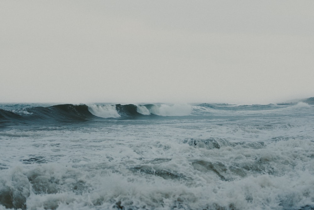 une grande étendue d’eau avec des vagues qui arrivent