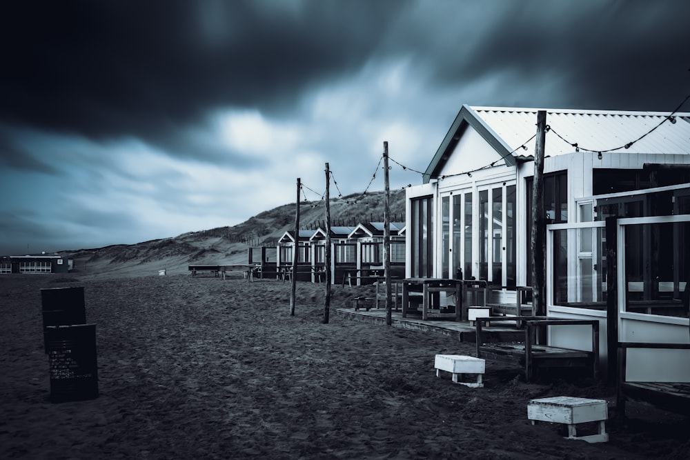 Una foto en blanco y negro de una hilera de cabañas de playa