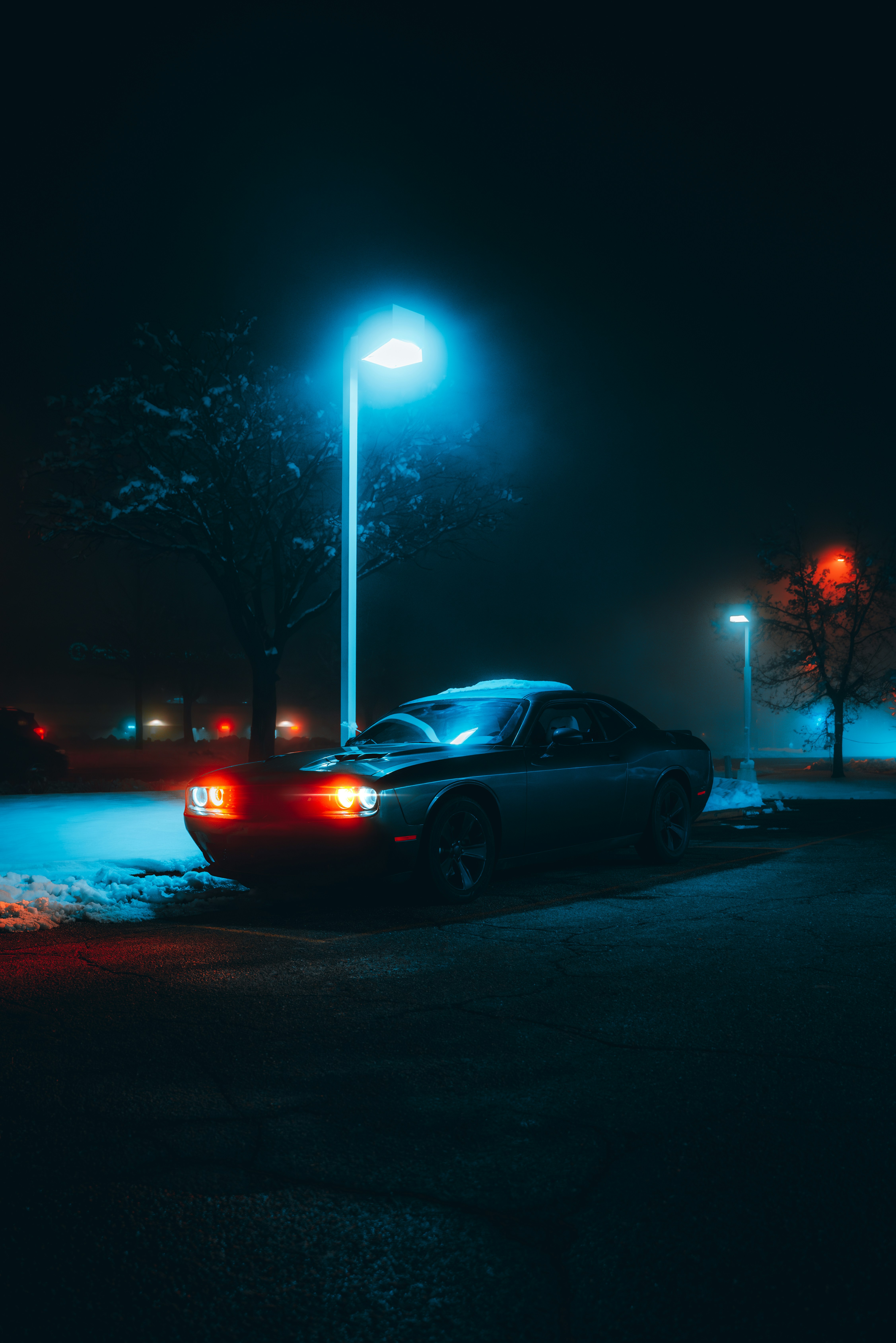 une voiture garée dans un parking la nuit