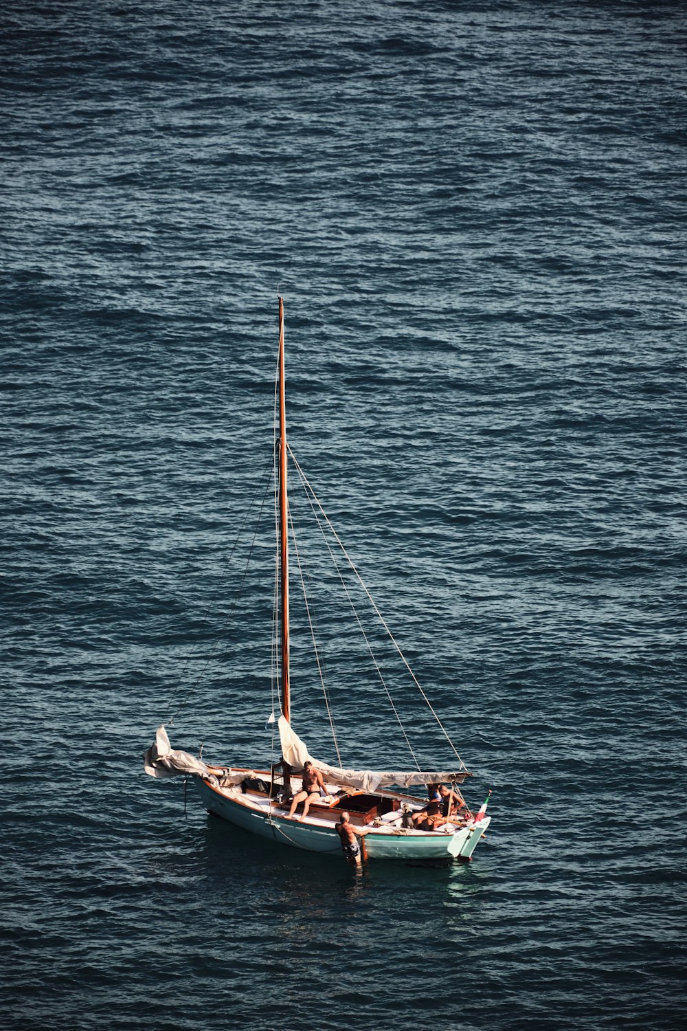 un petit voilier flottant au-dessus d’un plan d’eau