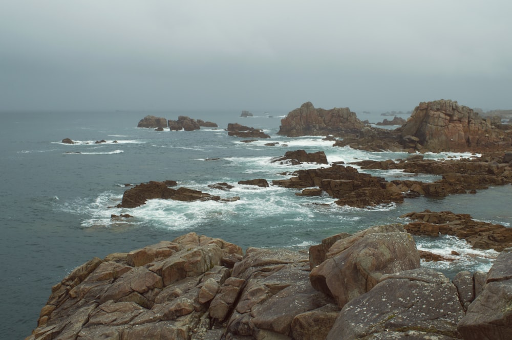 une vue d’une côte rocheuse avec des vagues s’écrasant sur les rochers