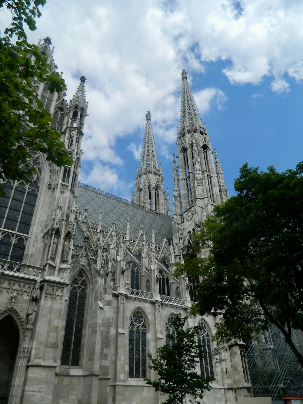 eine große Kathedrale mit einer Uhr an der Vorderseite